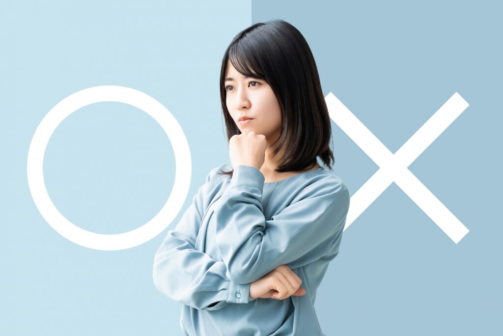 まるかバツか悩む女性のイメージ