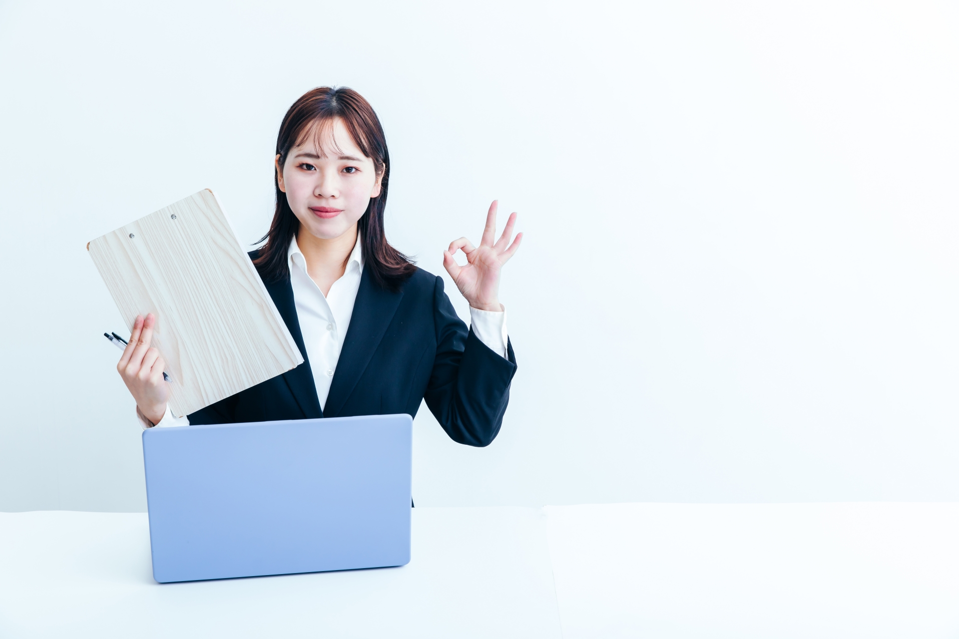 履歴書を持つ女性
