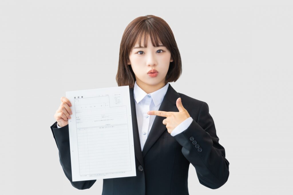 履歴書をアピールする女性のイメージ