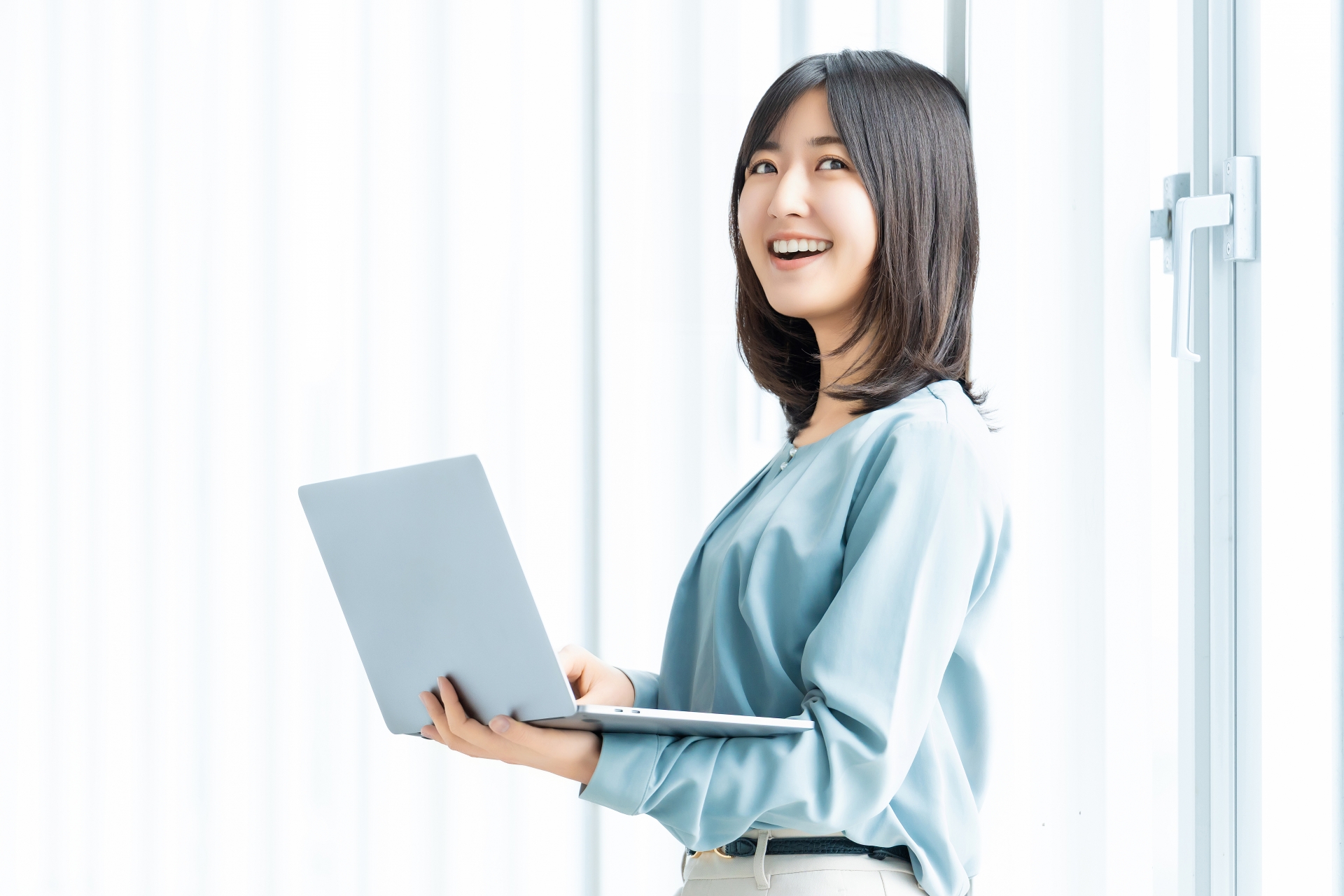 パソコンと女性のイメージ