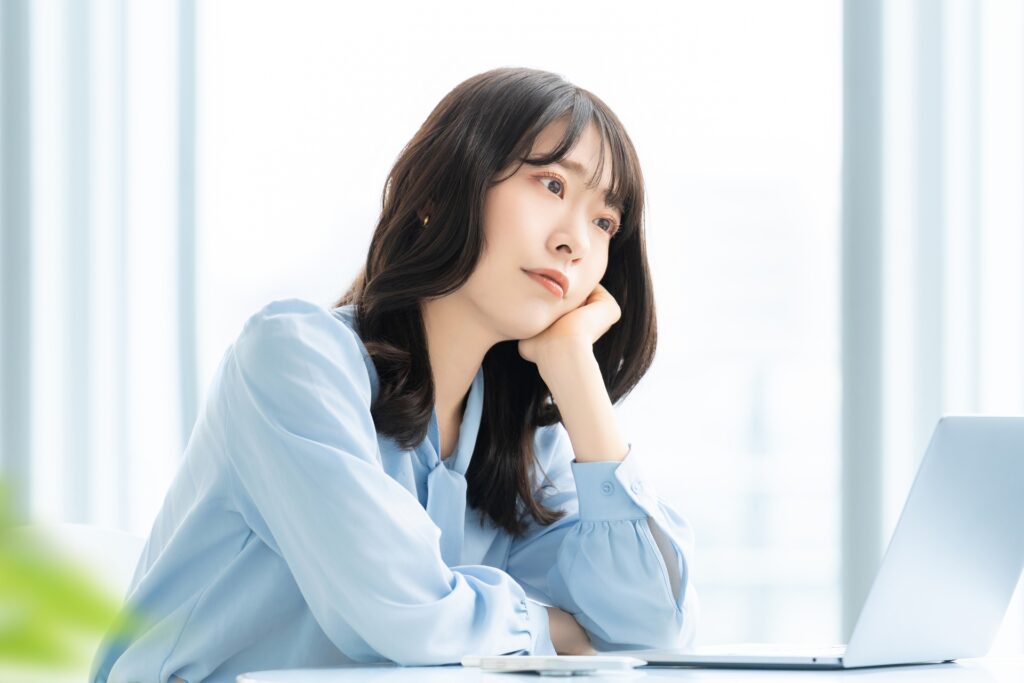 悩む女性のイメージ