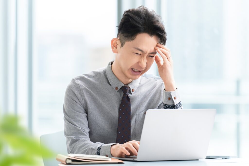 悩む男性のイメージ
