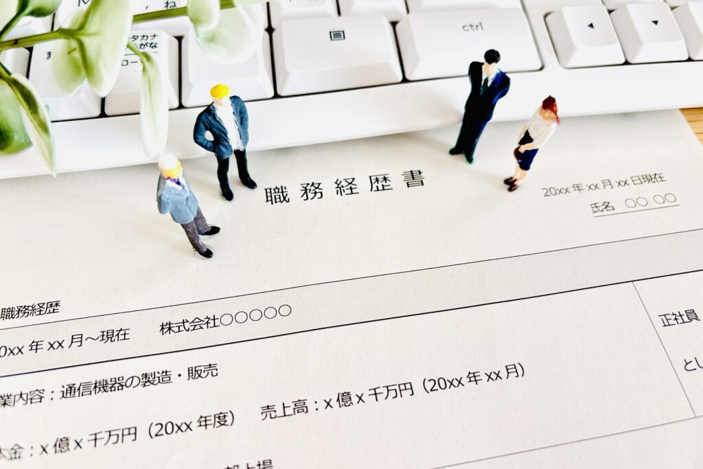 職務経歴をウェブで作成するビジネスマン