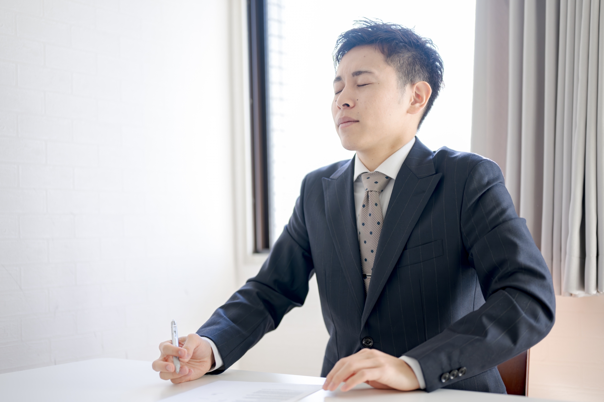 書類で悩むイメージ
