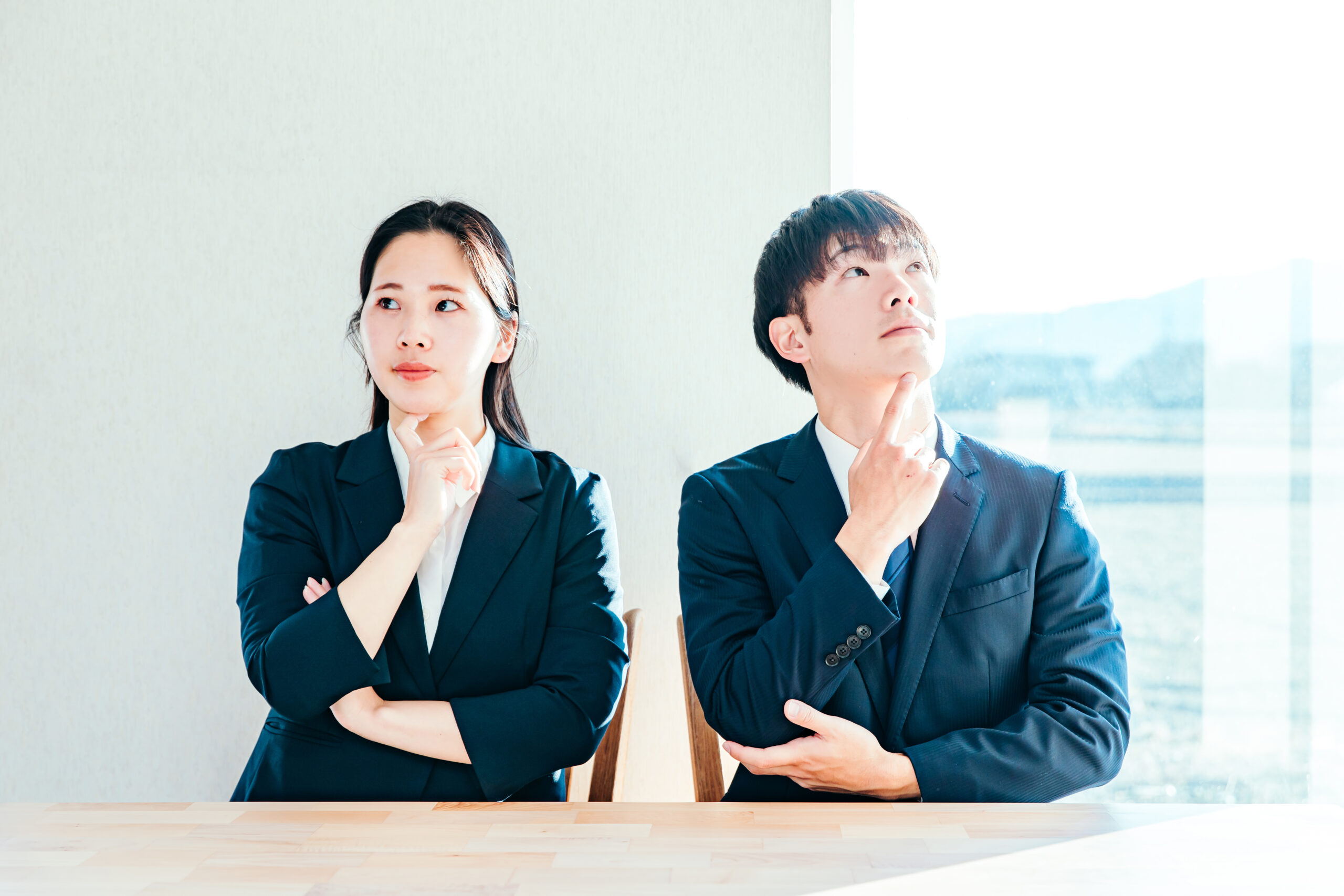 考える2人のビジネスマン
