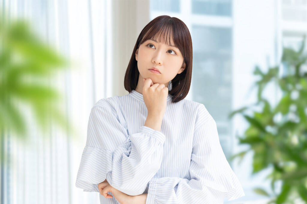 考えるビジネスウーマン