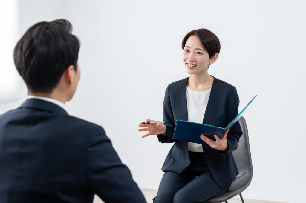 面接をする女性