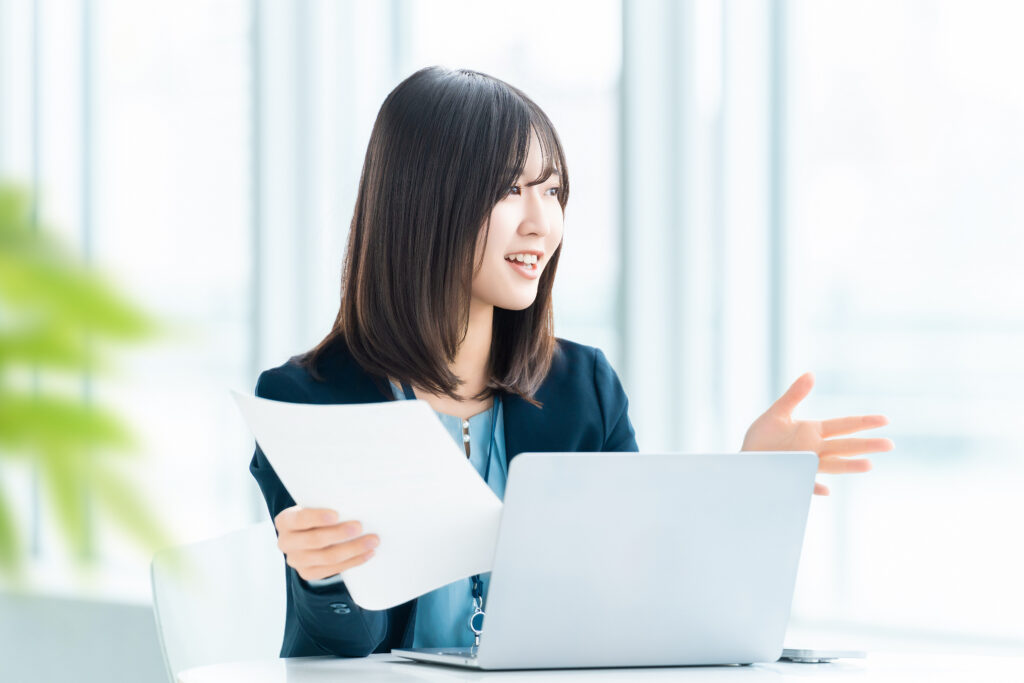 笑顔で対話をする女性・ビジネスウーマン
