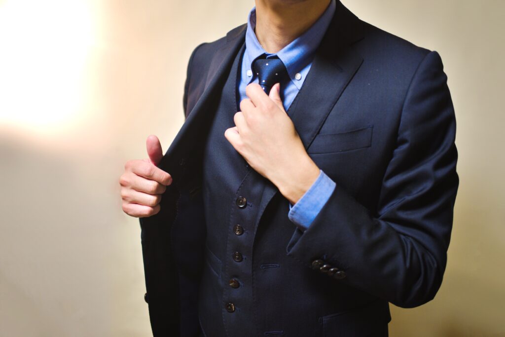 ネクタイを直す男性