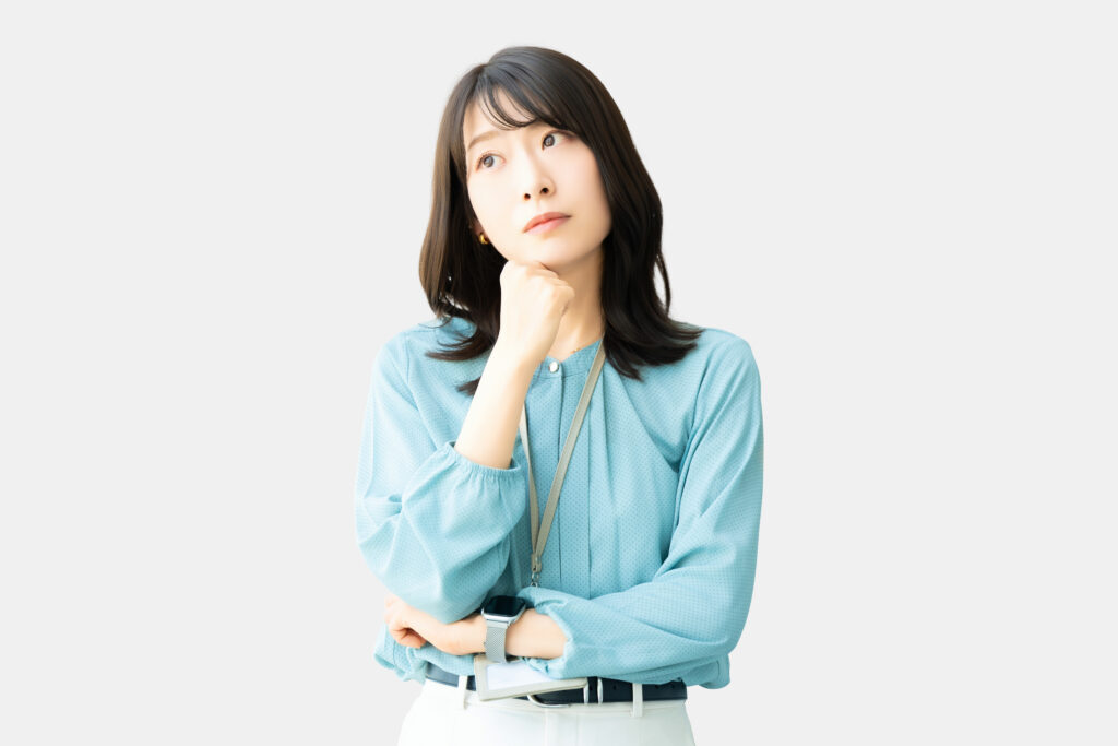 考えごとをする女性・ビジネスウーマン