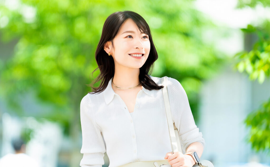 屋外を歩く笑顔の女性・ビジネスウーマン