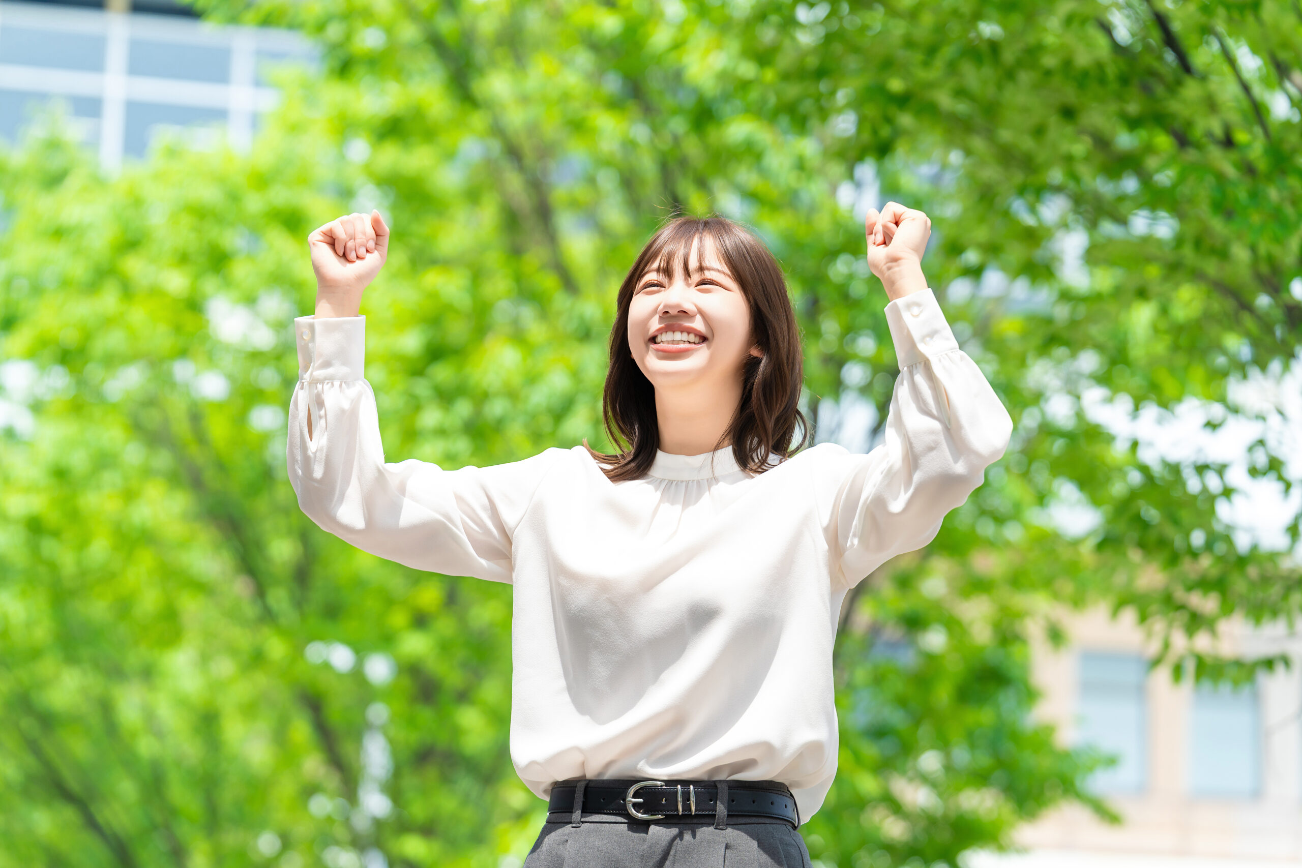 笑顔でガッツポーズをする元気な女性