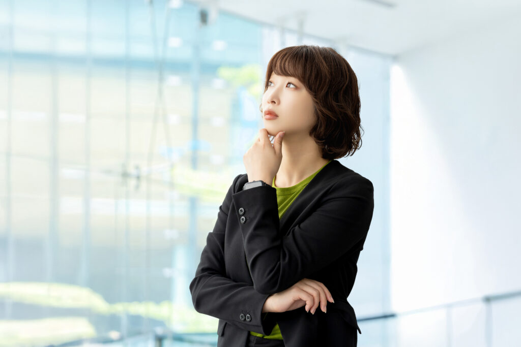 考えごとをする女性・ビジネスウーマン