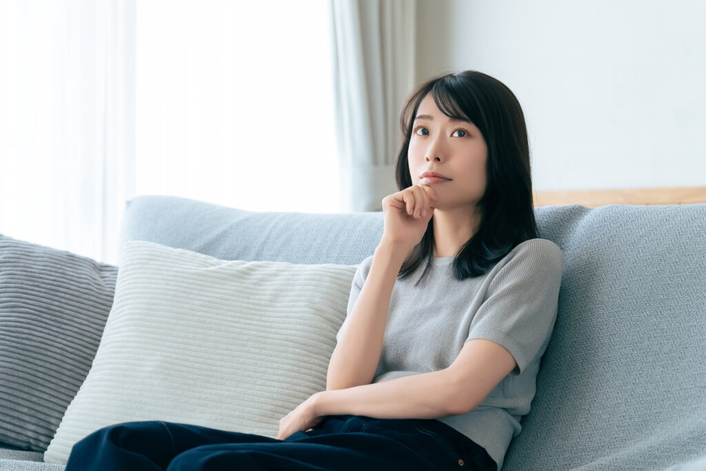 ベッドで悩む女性