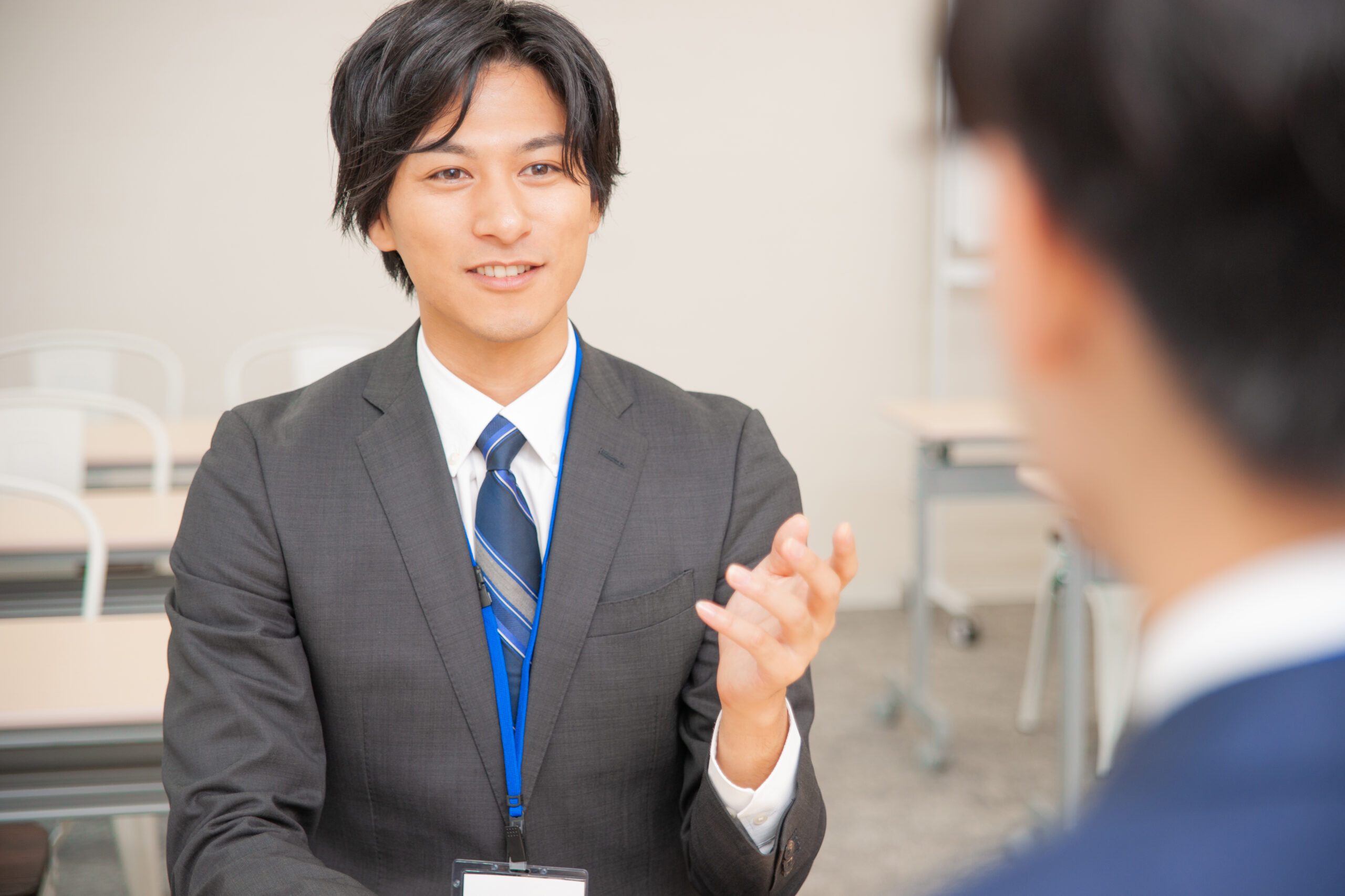 笑顔で面接するビジネスマン