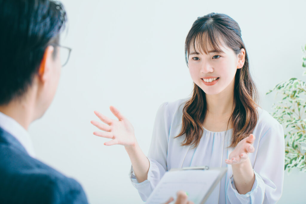 面接を受ける女性 interview