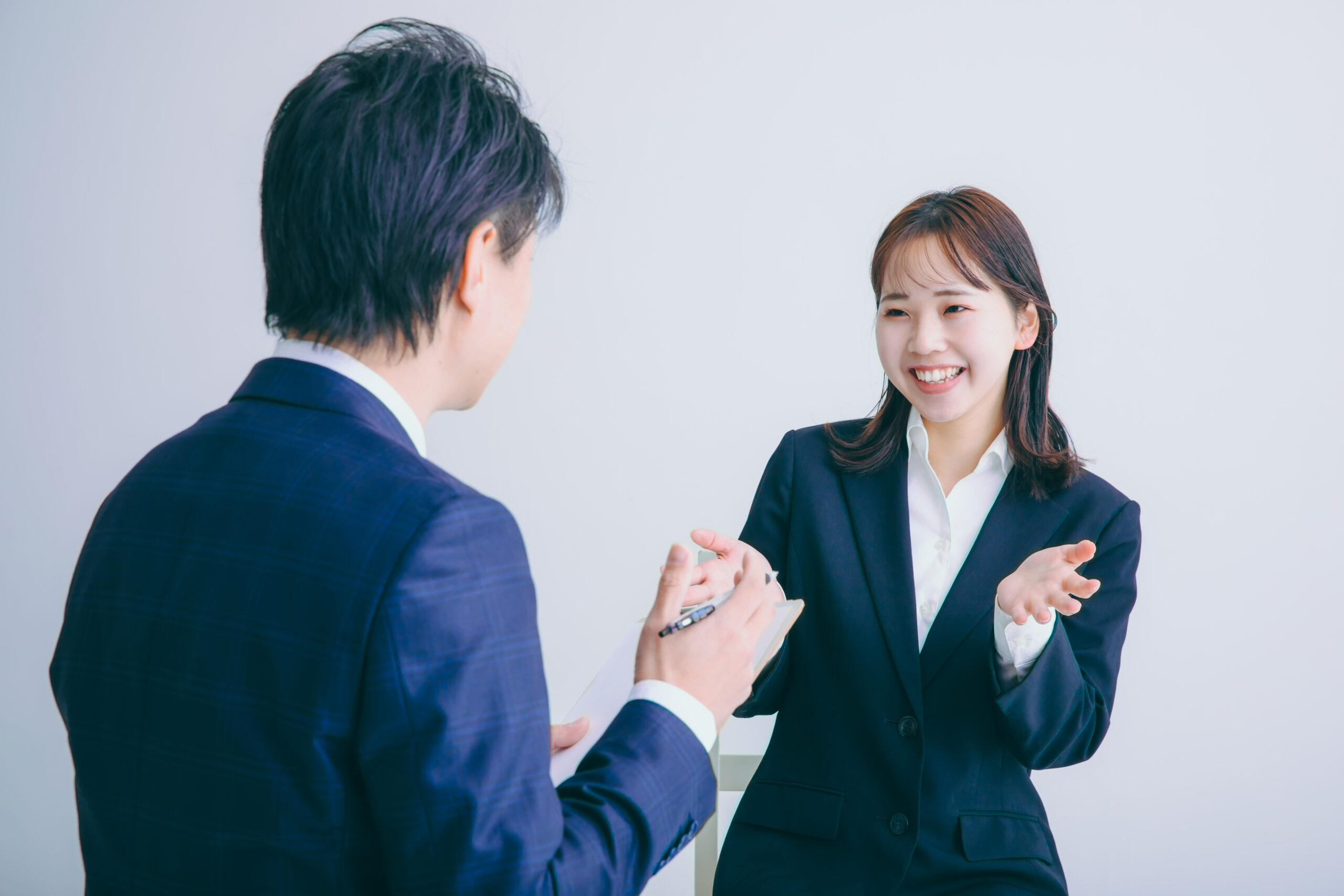 面接を受ける女性