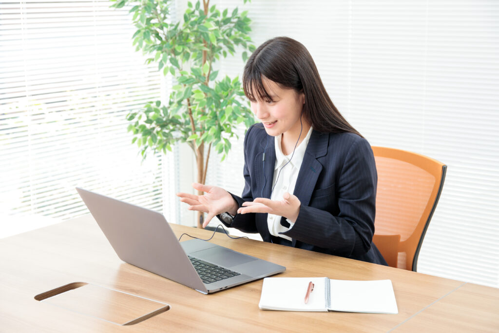 オンラインでリモート会議をする女性社員