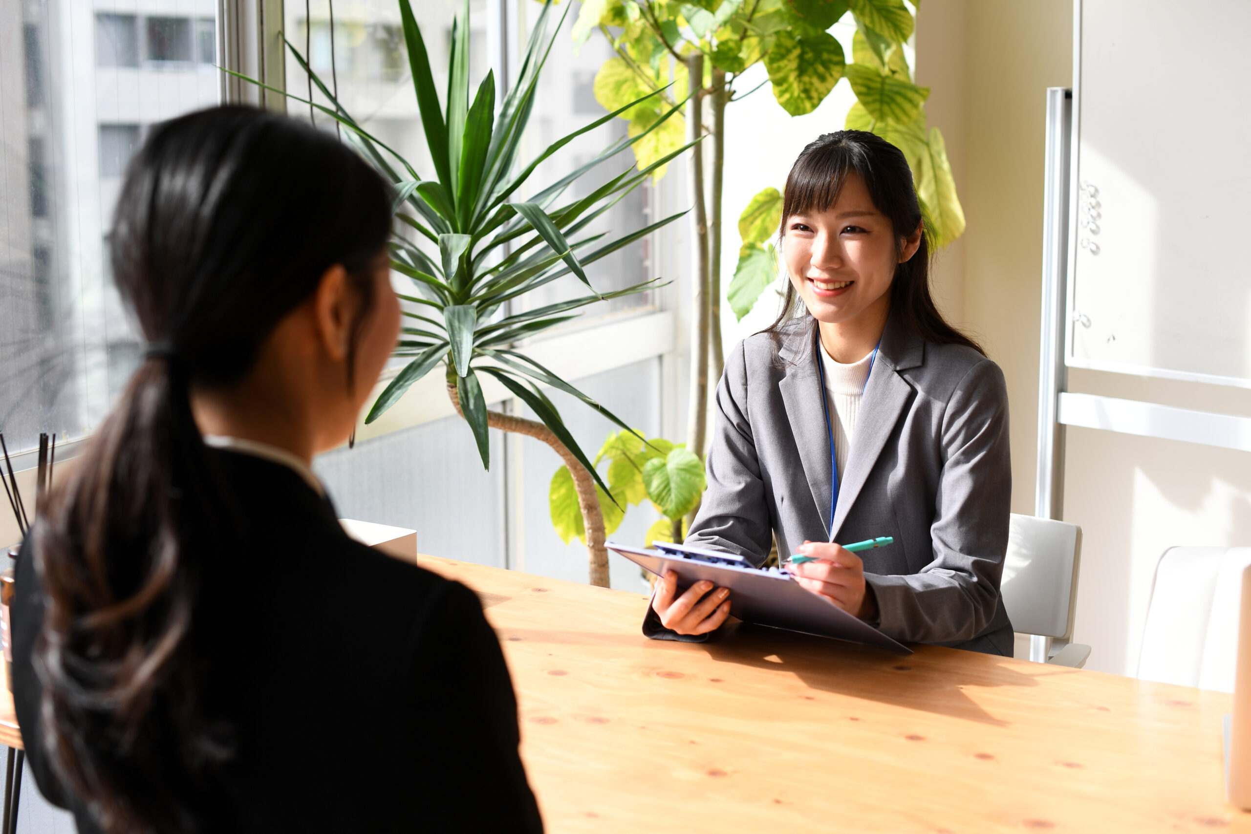 オフィスで面談（会議）をする女性
