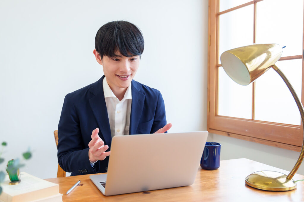 オンラインで会話する男性