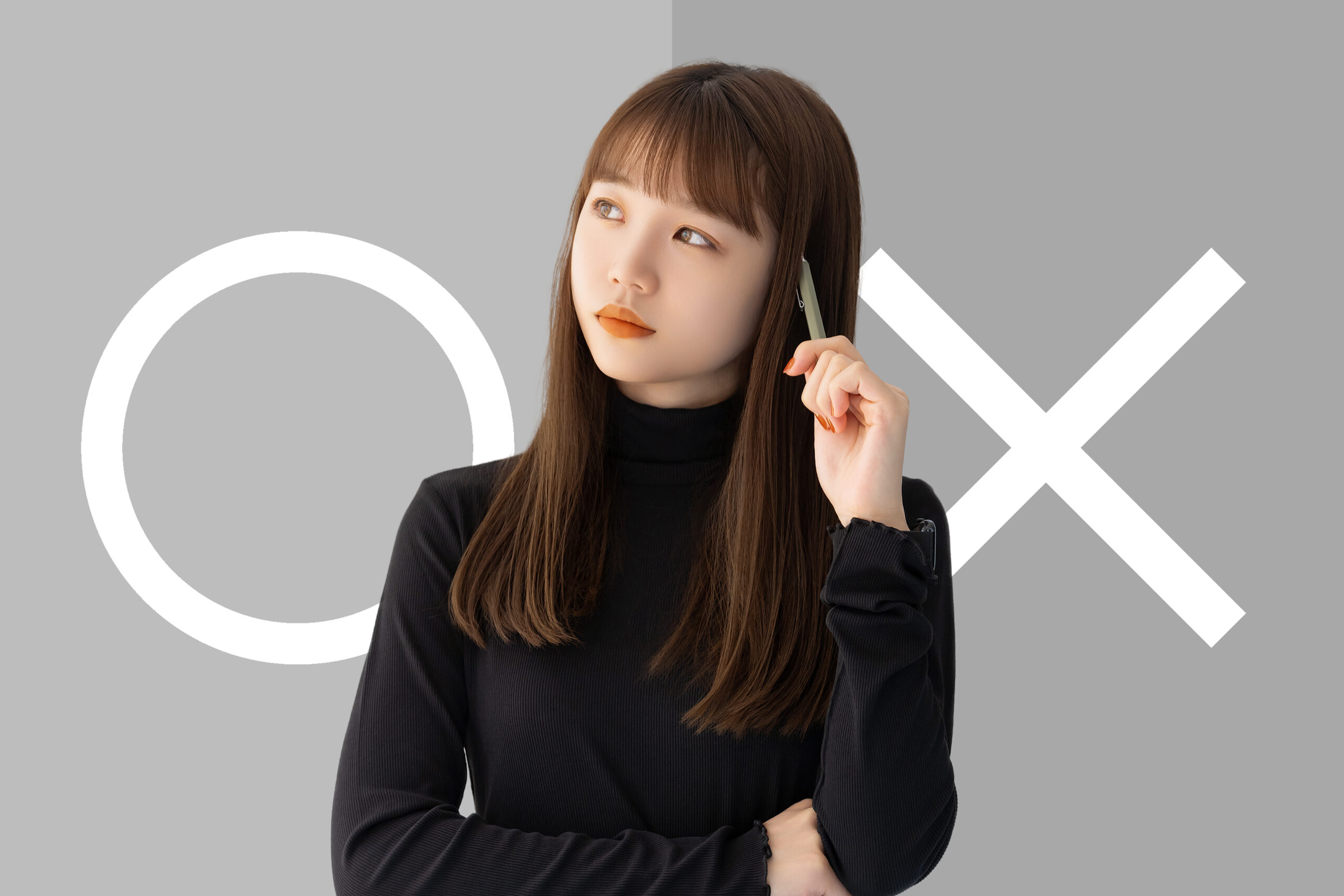 マルかバツか、どちらか考える女性