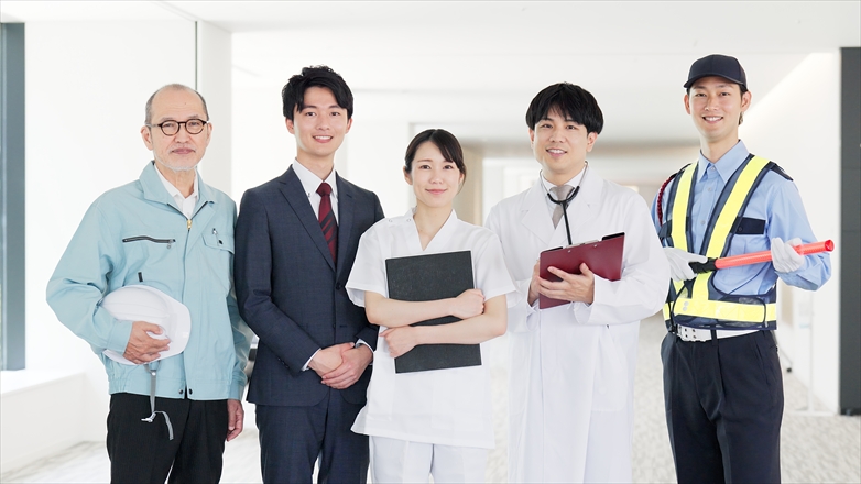 笑顔で立つ色々な職業の人々