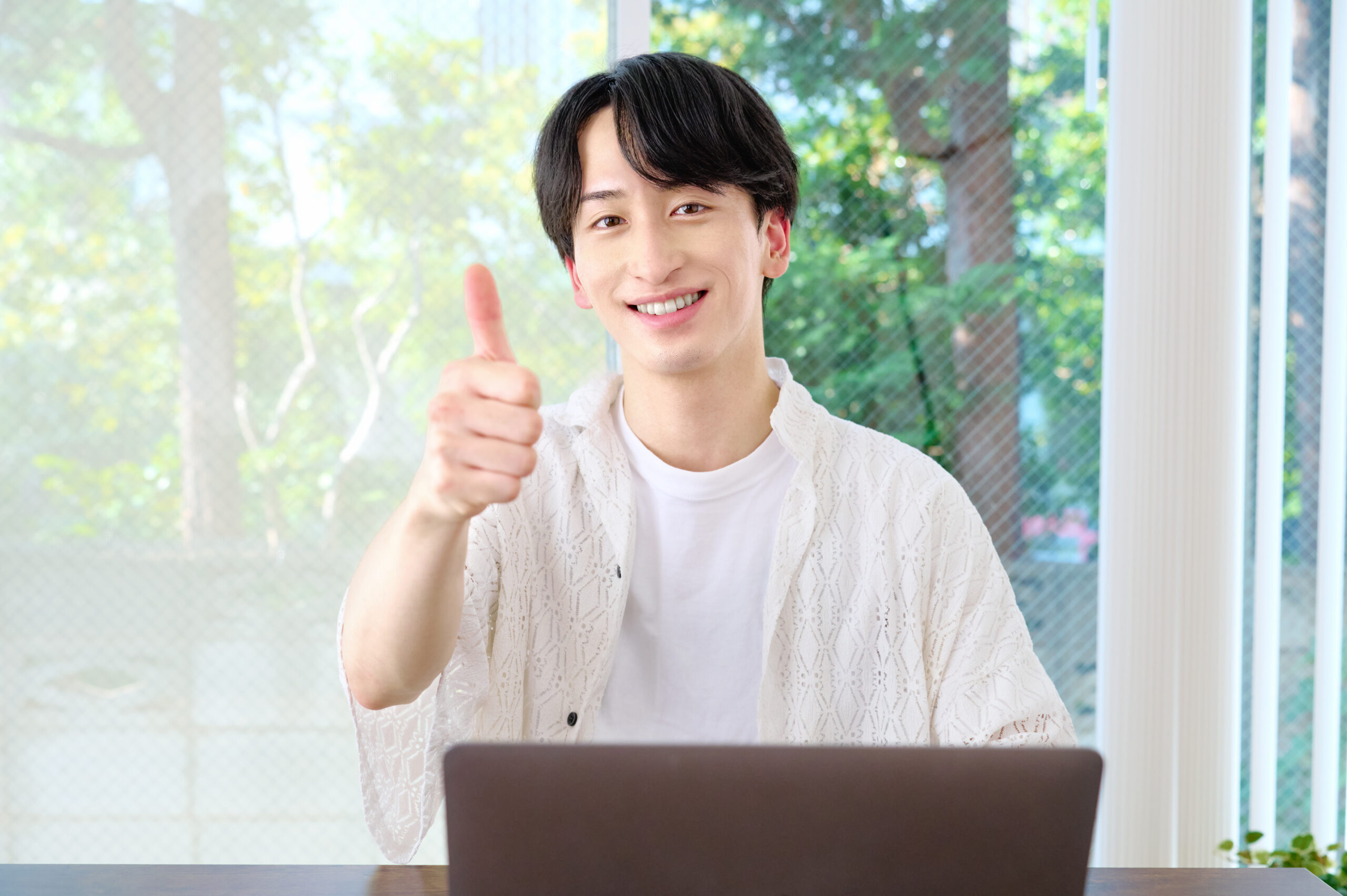 サムズアップする男性　パソコン　リモート