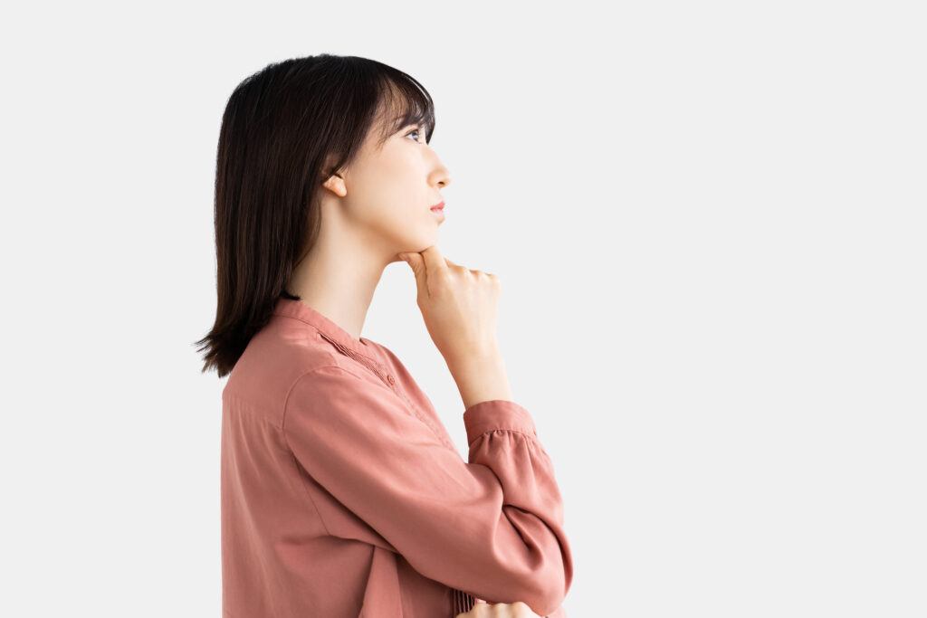 考えごとをする女性・ビジネスウーマン