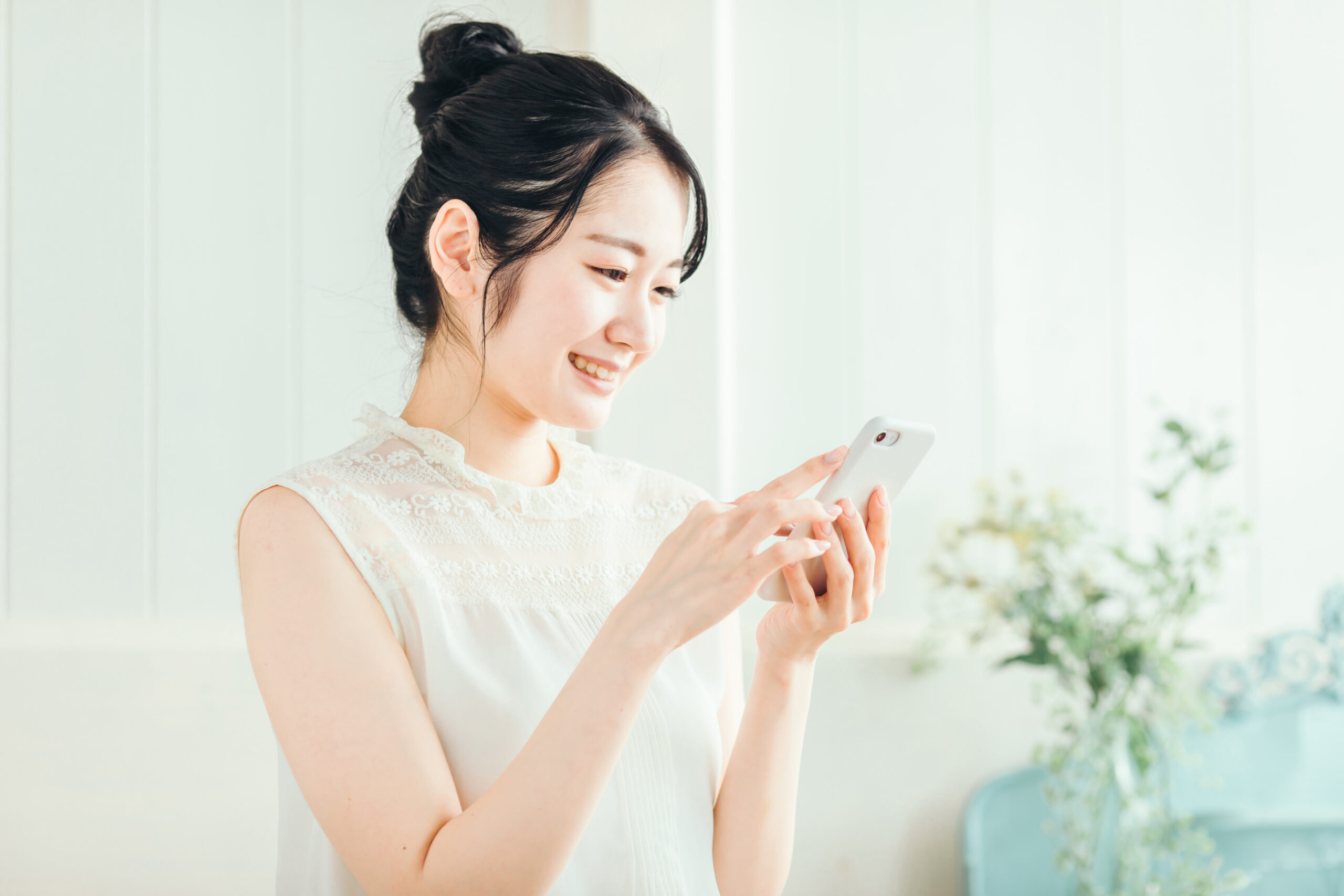 スマホを見る女性（笑顔）