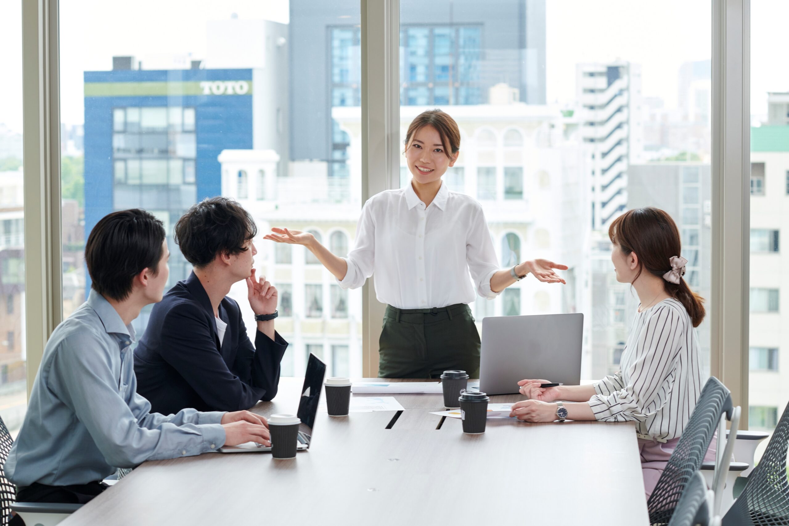 会議する4人の男女